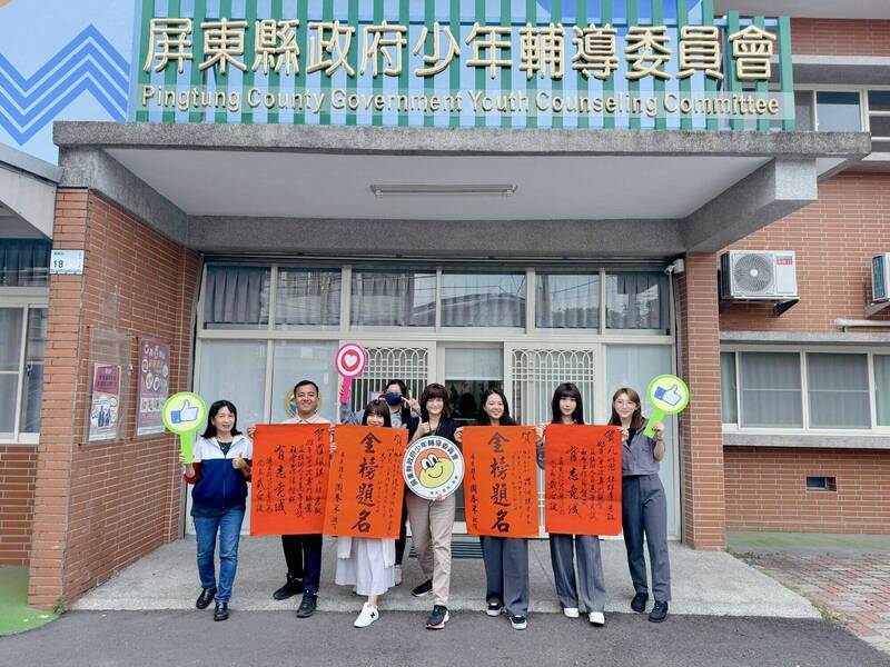 屏東少輔會2正妹考取社工師證照，縣長周春米、縣警察局長戴台㨗特別獻上紅榜祝福。